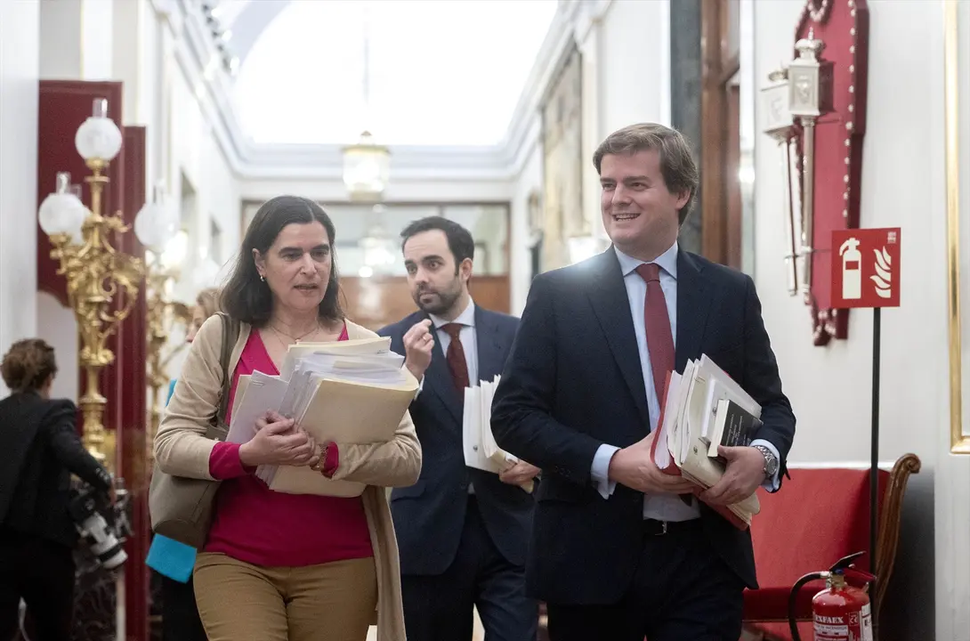 El letrado mayor del congreso, Fernando Galindo (1d), a su llegada a una reuni&oacute;n de la Junta de Portavoces, en el Congreso de los Diputados. Alberto Ortega / Archivo