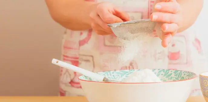 Una repostera cocinando un postre. / A.S