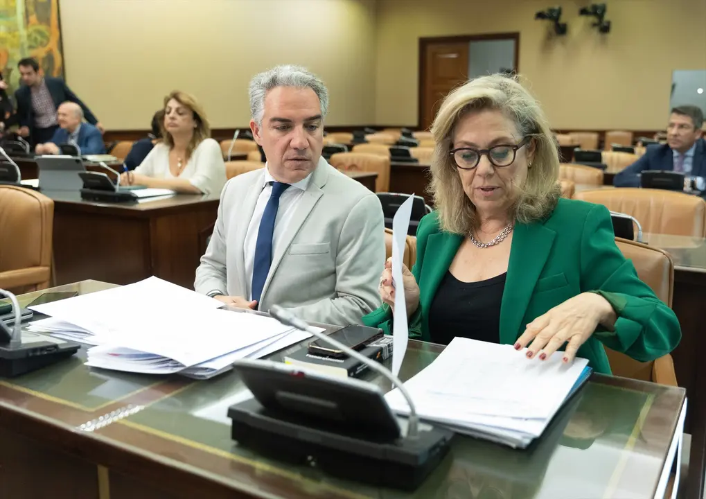 El diputado del PP El&iacute;as Bendodo y la vocal de la comisi&oacute;n, Macarena Montesinos, durante la Comisi&oacute;n de Investigaci&oacute;n por el &lsquo;caso Koldo&rsquo;. Eduardo Parra