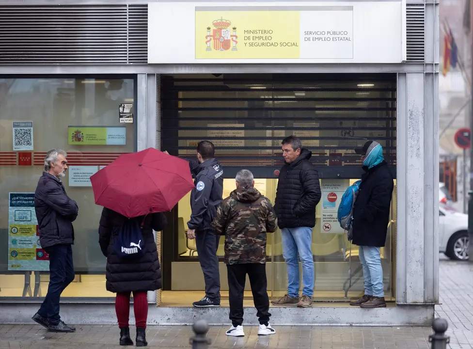 Varias personas esperan para entrar en una oficina del SEPE. Eduardo Parra / Archivo