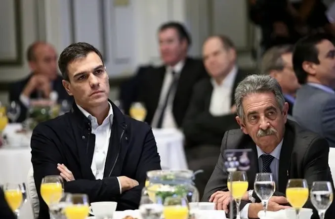 Pedro S&aacute;nchez y Miguel &Aacute;ngel Revilla en una foto de archivo. / E.P.