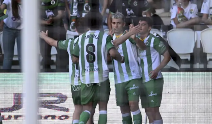 Minuto 23: Burgos 1, Racing de Santander 1. Juan Carlos Arana (Racing de Santander) remate con la derecha desde el lado izquierdo del interior del &aacute;rea por el lado derecho de la porter&iacute;a.