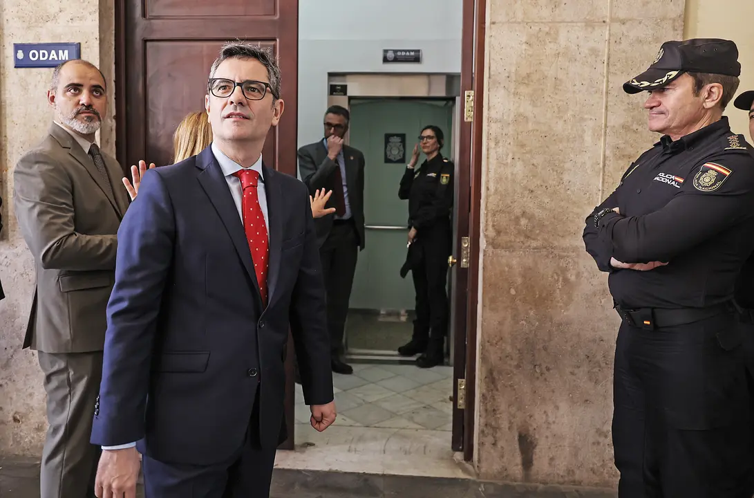 El ministro de Presidencia, Justicia y Relaciones con las Cortes, F&eacute;lix Bola&ntilde;os (2i), durante su visita a la Oficina de Denuncias y Atenci&oacute;n a la Mujer (ODAM), en la Comisar&iacute;a de Distrito Valencia Abastos, a 17 de abril de 2024, en Valencia, Comunidad Valenciana (Espa&ntilde;a). ODAM es un proyecto que lleva a cabo el Ministerio del Interior en colaboraci&oacute;n con la Generalitat Valenciana para abordar de manera interdisciplinar la asistencia a las v&iacute;ctimas de violencia de g&eacute;nero y facilitar el tr&aacute;mite de denuncia de los hechos delictivos.
17 ABRIL 2024;BOLA&Ntilde;OS;ODAM;OFICIONA DE DENUNCIAS Y ATENCI&Oacute;N A LA MUJER;VIOLENCIA DE G&Eacute;NERO;GENERALITAT VALENCIANA;MINISTERIO DEL INTERIOR;VALENCIA
Rober Solsona / Europa Press
17/4/2024