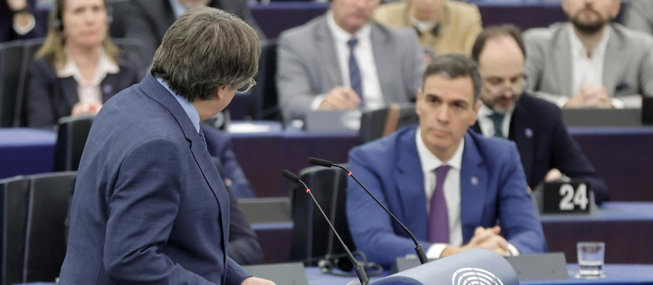 Carles Puigdemont se dirige a Pedro S&aacute;nchez durante una sesi&oacute;n en el Parlamento Europeo. / AEF