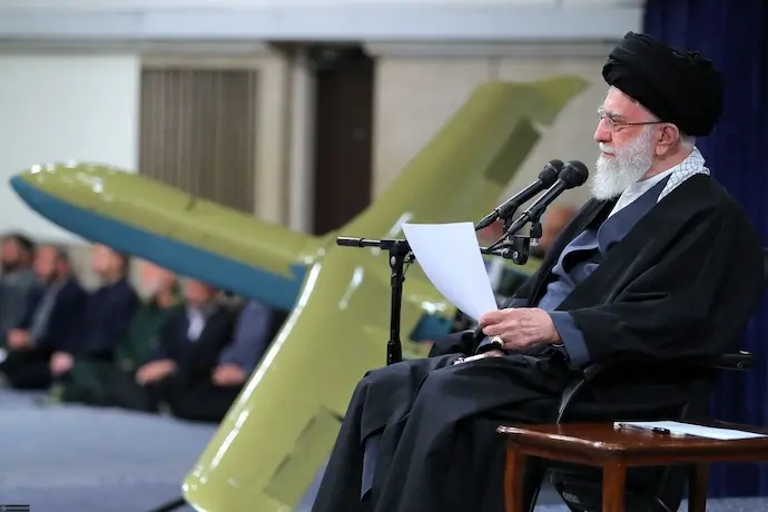 El L&iacute;der Supremo de Ir&aacute;n, Ayatol&aacute; ALI KHAMENEI, habla durante una reuni&oacute;n con comandantes de la fuerza a&eacute;rea del ej&eacute;rcito iran&iacute; en Teher&aacute;n, con un avi&oacute;n no tripulado local Kaman-12 desplegado cerca de &eacute;l. Jamenei pidi&oacute; a la naci&oacute;n que participara en el 45 aniversario de la revoluci&oacute;n para mostrar la unidad iran&iacute; a sus enemigos. Ir&aacute;n celebrar&aacute; el 45 aniversario de la Revoluci&oacute;n Isl&aacute;mica el 11 de febrero de 2024. El aumento de los ataques en toda la regi&oacute;n por parte de grupos apoyados por Ir&aacute;n en solidaridad con el movimiento palestino Ham&aacute;s ha provocado contraataques de Estados Unidos contra objetivos en Oriente Pr&oacute;ximo y la pen&iacute;nsula ar&aacute;biga.
Fecha: 05/02/2024. leer menos
Foto de ARCHIVO
Firma: Europa Press

Traducci&oacute;n realizada con la versi&oacute;n gratuita del traductor DeepL.com