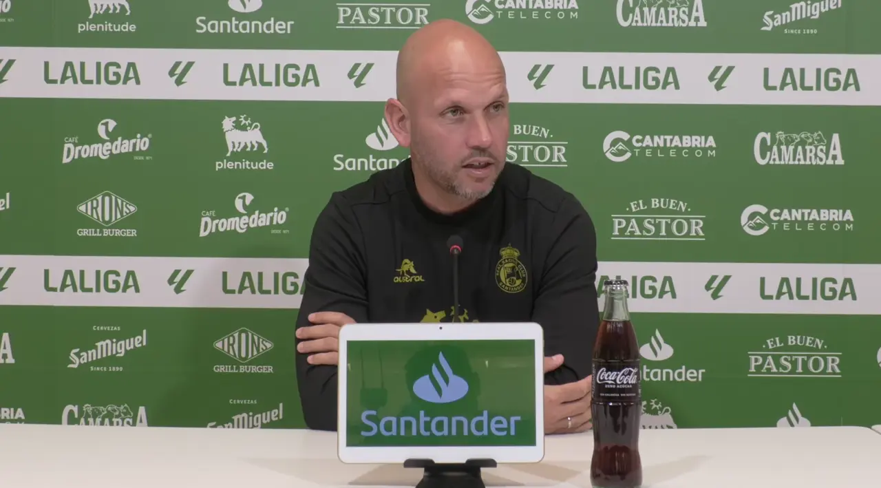 Jos&eacute; Alberto durante la rueda de prensa. / Racing de Santander