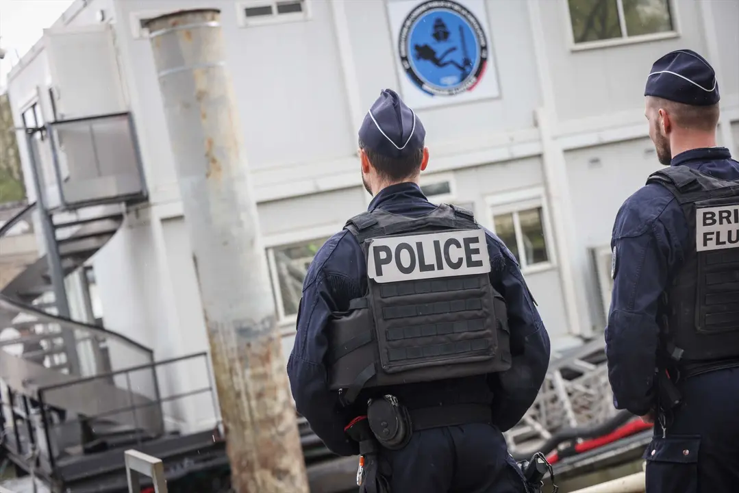 Agentes de la polic&iacute;a francesa de espaldas. EP / Luc Nobout