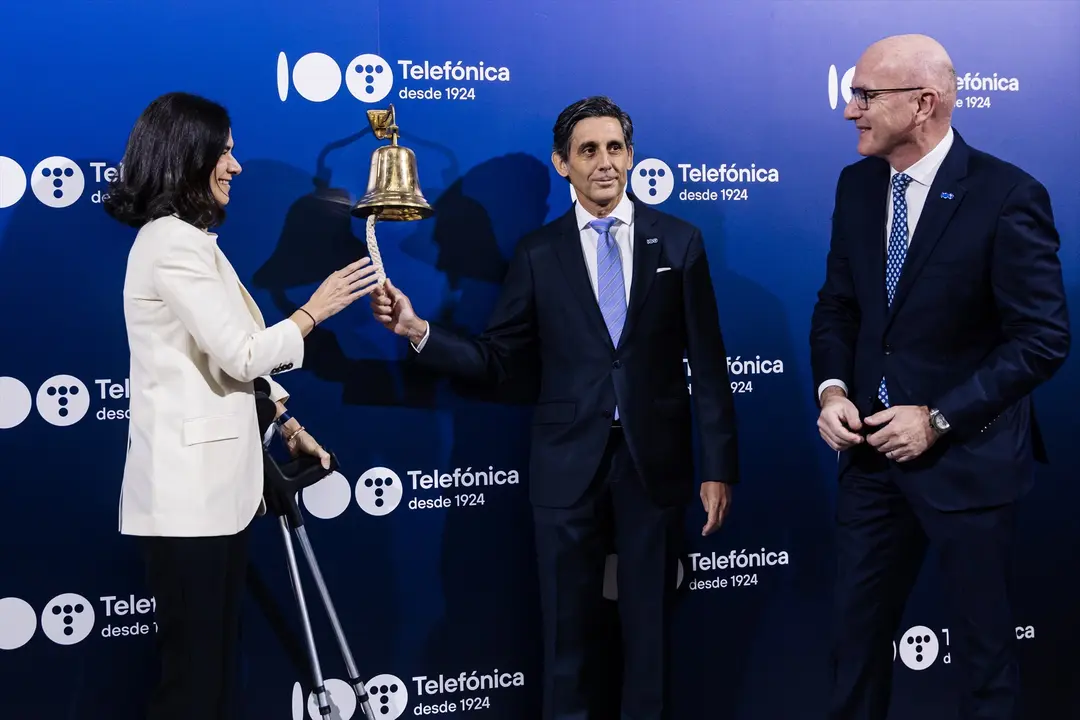 (I-D) La directora de Finanzas y presidenta de Telef&oacute;nica Hispam, Laura Abasolo; el presidente ejecutivo de Telef&oacute;nica, Jos&eacute; Mar&iacute;a &Aacute;lvarez-Pallete, y el consejero delegado de Telef&oacute;nica, &Aacute;ngel Vil&aacute;, durante el toque de campa&ntilde;a de Telef&oacute;nica, en el Palacio de la Bolsa de Madrid. Carlos Luj&aacute;n