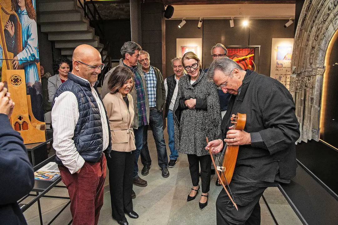 Inauguraci&oacute;n de la exposici&oacute;n 'Embajadores del pasado. El sonido del medievo', que puede visitarse en la Torre del Infantado de Potes. / Alerta