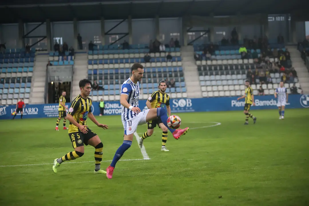 Javi Delgado controla un bal&oacute;n ante la presi&oacute;n del Cay&oacute;n en el partido de ida. / N&eacute;stor Revuelta Zarzosa