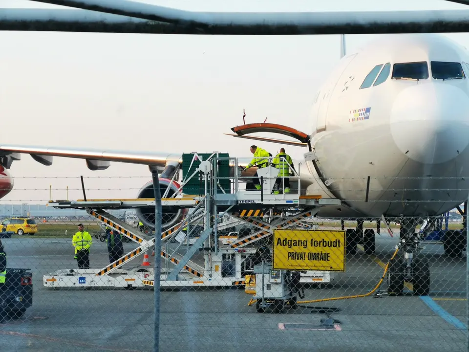 Operarios trabajando en un avi&oacute;n. EP / Archivo