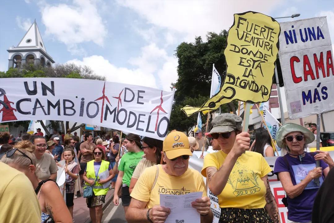 Varias personas protestan durante una manifestaci&oacute;n contra el modelo tur&iacute;stico. EP