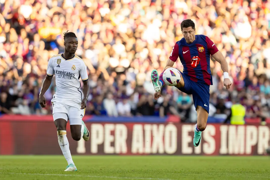 Eduardo Camavinga y Robert Lewandowski en el FC Barcelona-Real Madrid de la primera vuelta en el Estadi Ol&iacute;mpic Llu&iacute;s Companys. / Gerard Franco