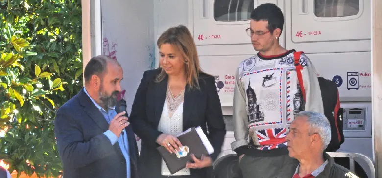 El alcalde, Marino Garc&iacute;a Herrera, la senadora y Teniente Alcalde de Miengo, Elena Castillo, junto al primer vecino que prob&oacute; la lavander&iacute;a. / ALERTA