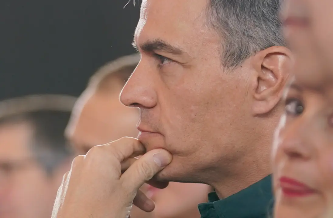 El presidente del Gobierno, Pedro S&aacute;nchez (c), durante el acto de cierre de campa&ntilde;a del partido, en el Palacio Euskalduna, a 19 de abril de 2024, en Bilbao, Vizcaya, Pa&iacute;s Vasco (Espa&ntilde;a). S&aacute;nchez se ha trasladado al Pa&iacute;s Vasco por tercera vez durante esta campa&ntilde;a electoral para acompa&ntilde;ar en el cierre de la misma en Bilbao, al candidato del Partido Socialista a lehendakari para las elecciones auton&oacute;micas vascas que se celebrar&aacute;n el pr&oacute;ximo 21 de abril. 
Firma: I&ntilde;aki Berasaluce / Europa Press