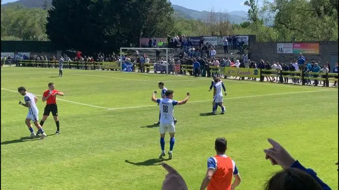 Los jugadores de la Gimn&aacute;stica celebran el gol en el campo de Cay&oacute;n, el Fernando Astobiza. / V. G.