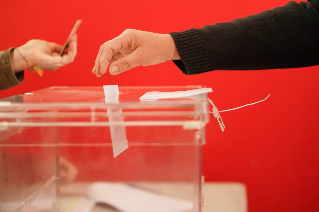 Una persona ejerce su derecho a voto en las elecciones auton&oacute;micas vascas. I&ntilde;aki Berasaluce