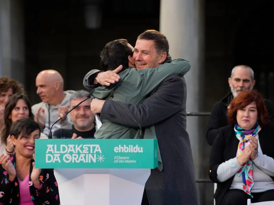 Otegi abraza al candidato de EH Bildu, Pello Otxandiano. (EFE/Adri&aacute;n Ruiz Hierro)