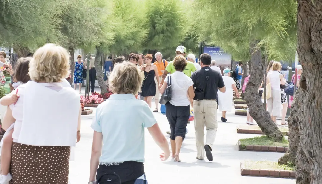Varias personas pasean por la zona de El Sardinero en Santander. / alerta