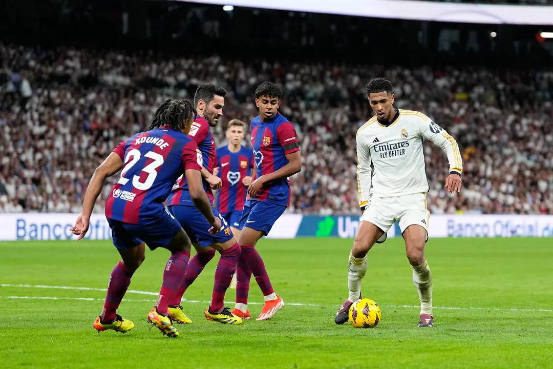 Bellingham durante una acci&oacute;n ofensiva en el partido de ayer. / EP