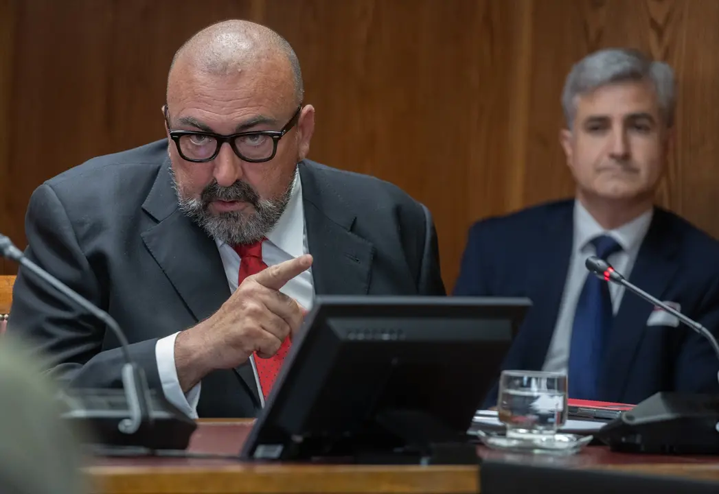 El exasesor del exministro Jos&eacute; Luis &Aacute;balos, Koldo Garc&iacute;a (i), junto a su abogado (d), comparece en la Comisi&oacute;n del Senado sobre la investigaci&oacute;n de las mascarillas durante el COVID-19. / Eduardo Parra / EP
