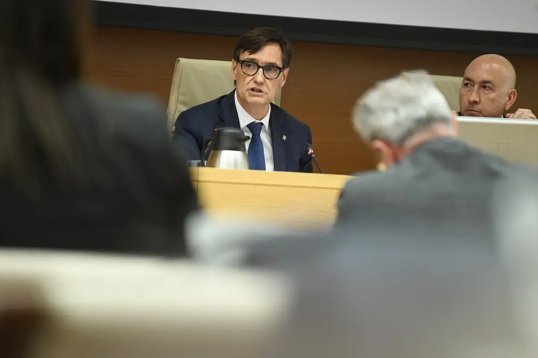 El exministro de Sanidad y l&iacute;der del PSC, Salvador Illa (i), durante la Comisi&oacute;n sobre mascarillas en el Congreso de los Diputados. Fernando S&aacute;nchez
