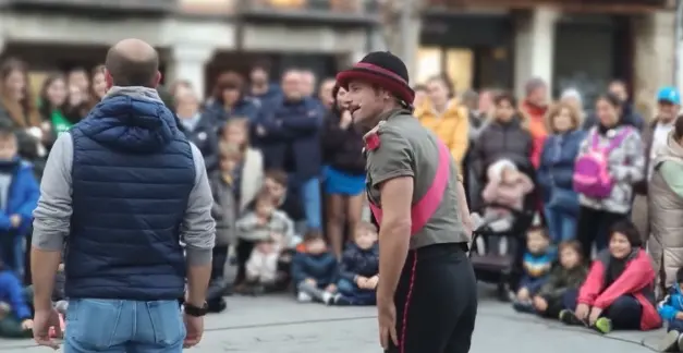 Fotograf&iacute;a de M&aacute;ximo &Oacute;ptimo, artista de calle y malabarista.