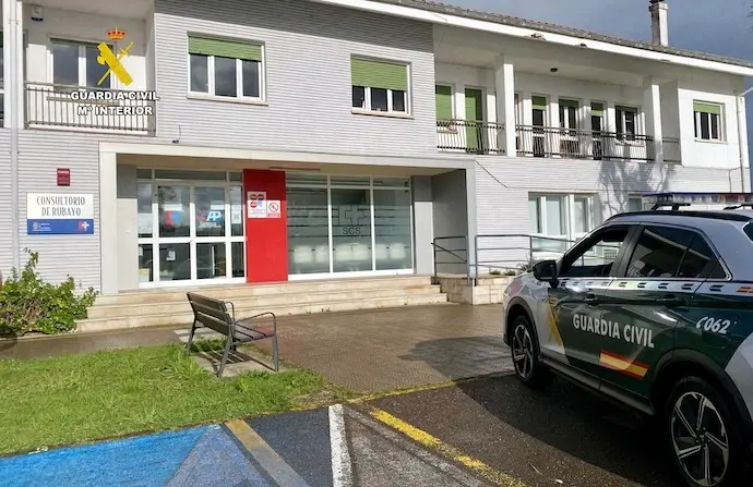 Un veh&iacute;culo de la Guardia Civil frente al centro salud Rubayo, Marina de Cudeyo. / OPC