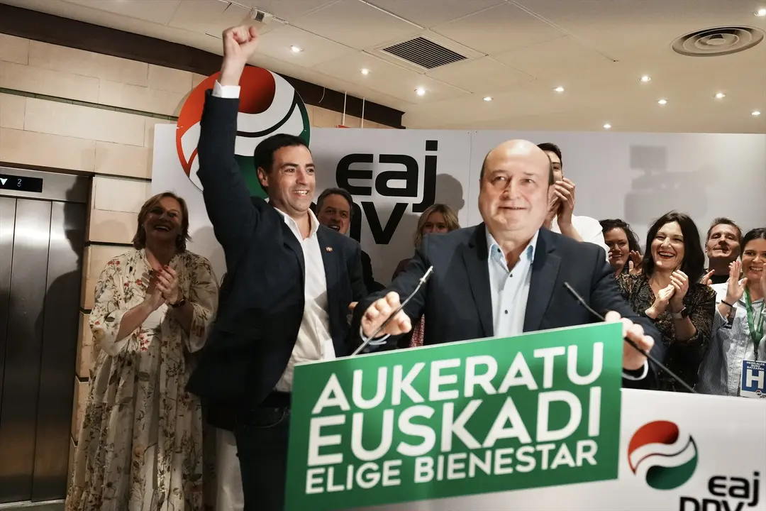 El presidente del PNV, Andoni Ortuzar, interviene tras finalizar la jornada electoral de elecciones auton&oacute;micas del Pa&iacute;s Vasco. H. Bilbao / Archivo