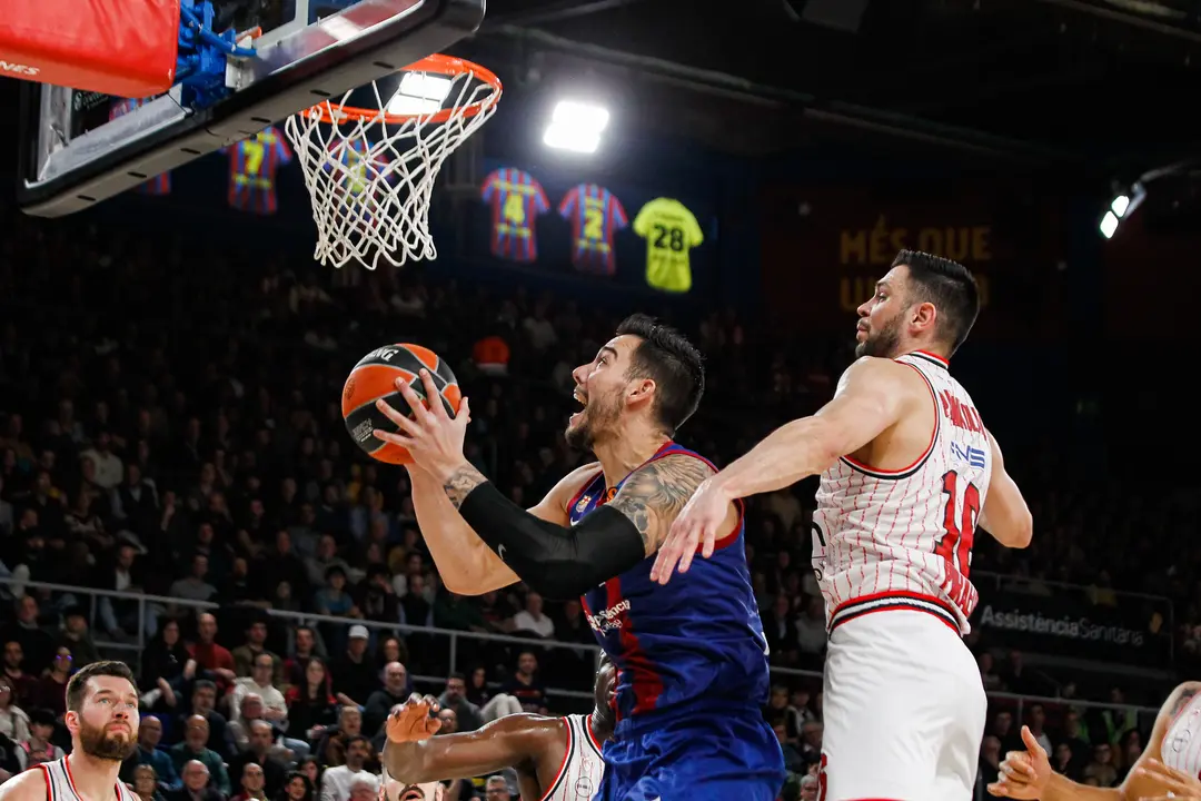 Willy Hernangomez del FC Barcelona y Kostas Papanikolaou del Olympiacos durante un partido. / EP
