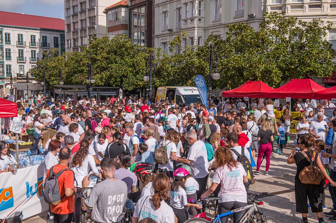 Imagen de la carrera solidaria en 2023 en la que participan cientos de personas en apoyo a esta iniciativa.