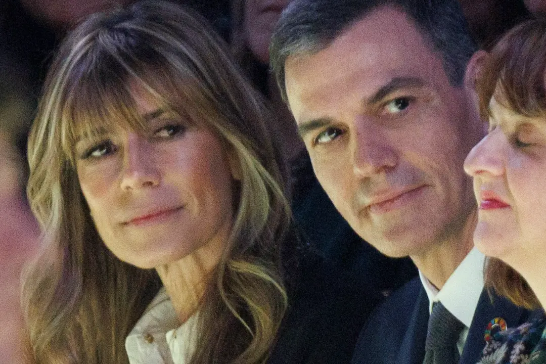 El presidente de Gobierno, Pedro S&aacute;nchez, asiste con su esposa, Bego&ntilde;a G&oacute;mez Fern&aacute;ndez (i), al desfile de la dise&ntilde;adora Teresa Helbig, en IFEMA Madrid, a 17 de febrero de 2023, en Madrid (Espa&ntilde;a). La edici&oacute;n n&uacute;mero 77 de la Mercedes-Benz Fashion Week de Madrid se celebra del 15 al 19 de febrero de 2023 y presenta las colecciones para la temporada oto&ntilde;o-invierno 2023-2024. La capital celebra la semana de la moda espa&ntilde;ola con dos plataformas que comparten protagonismo: Mercedes-Benz Fashion Week Madrid y Madrid es Moda.
Fecha: 17/02/2023. leer menos

Foto de ARCHIVO

Firma: Eduardo Parra / Europa Press