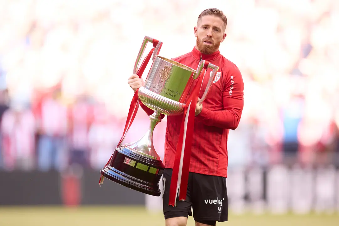 El futbolista Iker Muniain (Athletic Club) sostiene el trofeo de Copa del Rey. / Ricardo Larreina