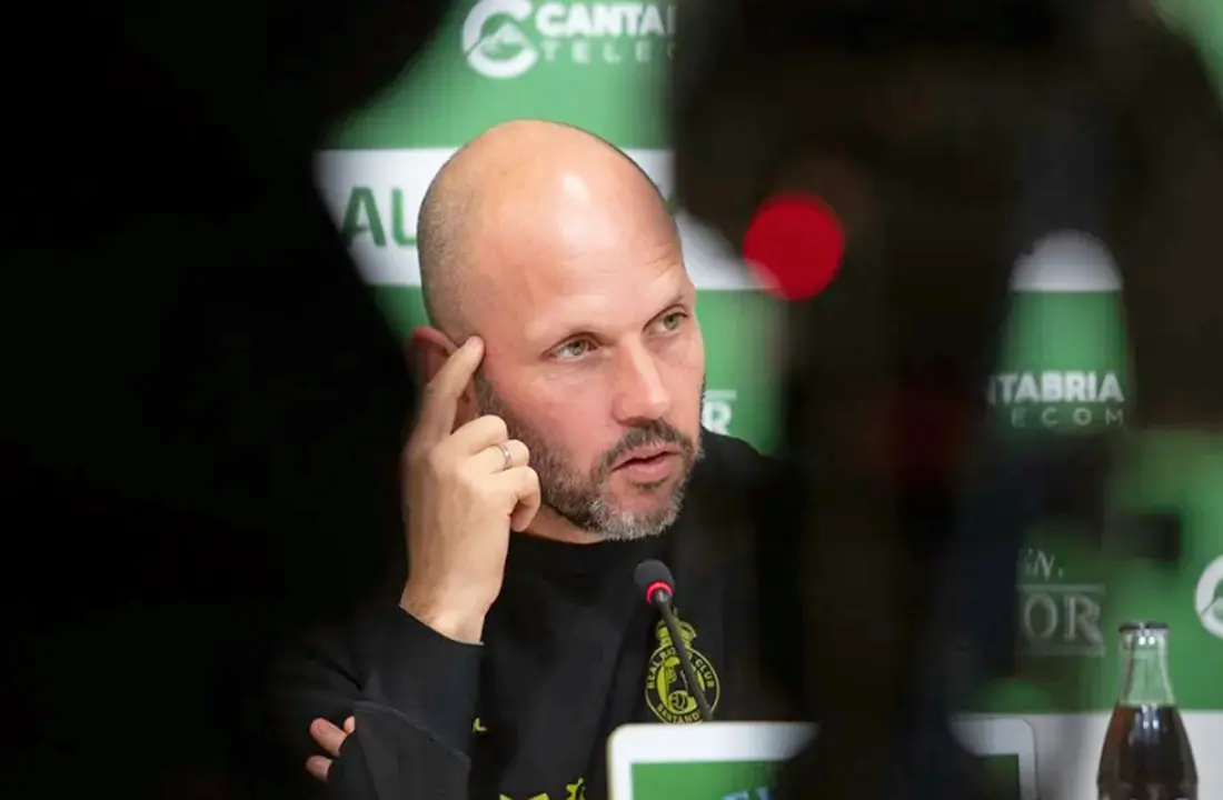 Fotograf&iacute;a de archivo del entrenador del Racing de Santander, Jos&eacute; Alberto, durante una rueda de prensa previa a un encuentro del Racing. / Pedro Puente Hoyos
