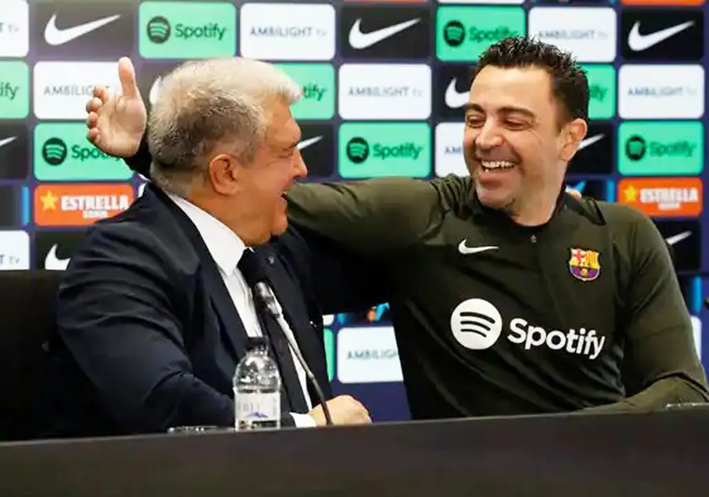 El presidente del FC Barcelona, Joan Laporta y el entrenador blaugrana Xavi Hern&aacute;ndez. / FC Barcelona