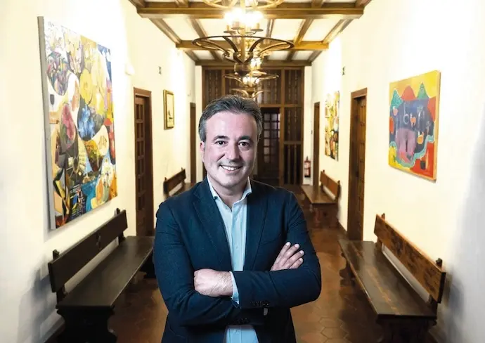 El alcalde de Camargo, Diego Movell&aacute;n nos cuenta en exclusiva la historia de las fiestas del 2 de mayo. / A. G. IB&Aacute;&Ntilde;EZ