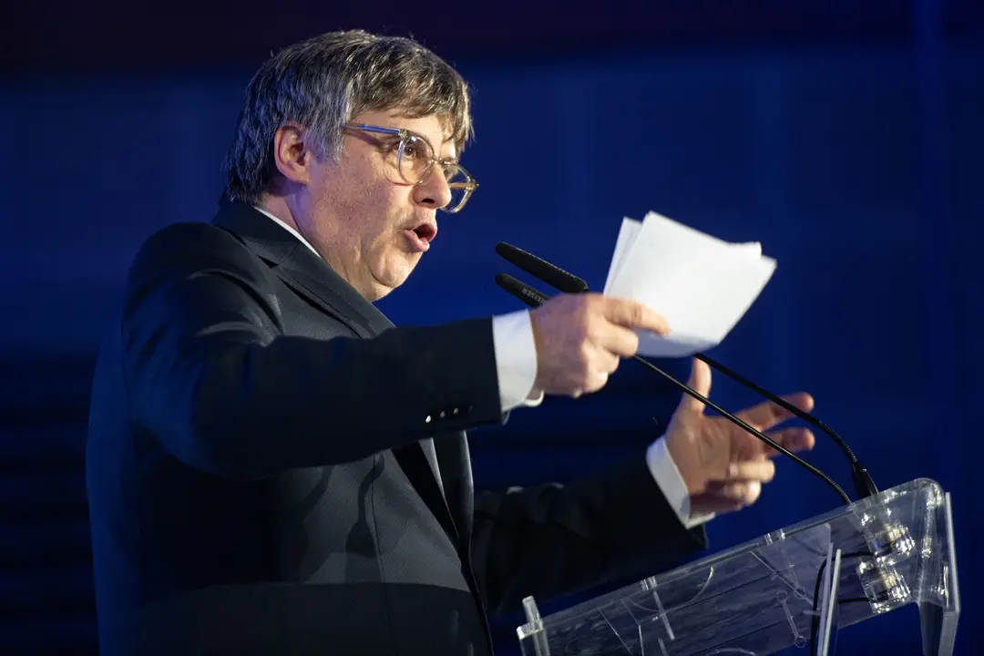 El expresidente de la Generalitat y candidato de Junts a las elecciones catalanas, Carles Puigdemont, interviene durante el acto de Junts de inicio de campa&ntilde;a. Gl&ograve;ria S&aacute;nchez / EP
