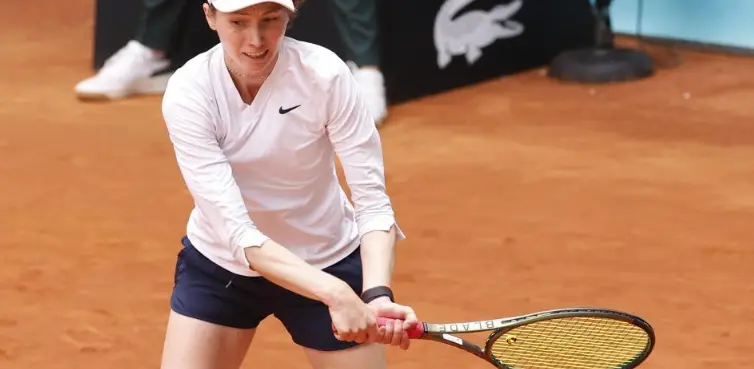 La tenista espa&ntilde;ola Cristina Bucsa devuelve la bola a la rusa Daria Kasatkina durante su partido de tercera ronda del WTA 1000 de Madrid, este viernes, en la Caja M&aacute;gica en Madrid. / Chema Moya