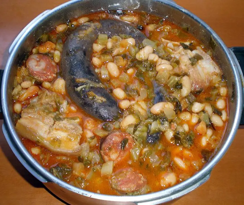 Una olla con cocido monta&ntilde;&eacute;s. / EP