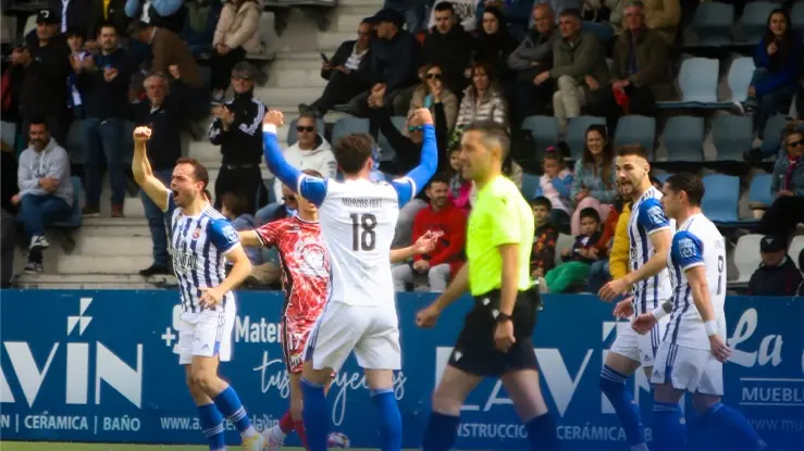 Los jugadores de la Gimn&aacute;stica celebran uno de los goles. / N&eacute;stor Revuelta Zarzosa