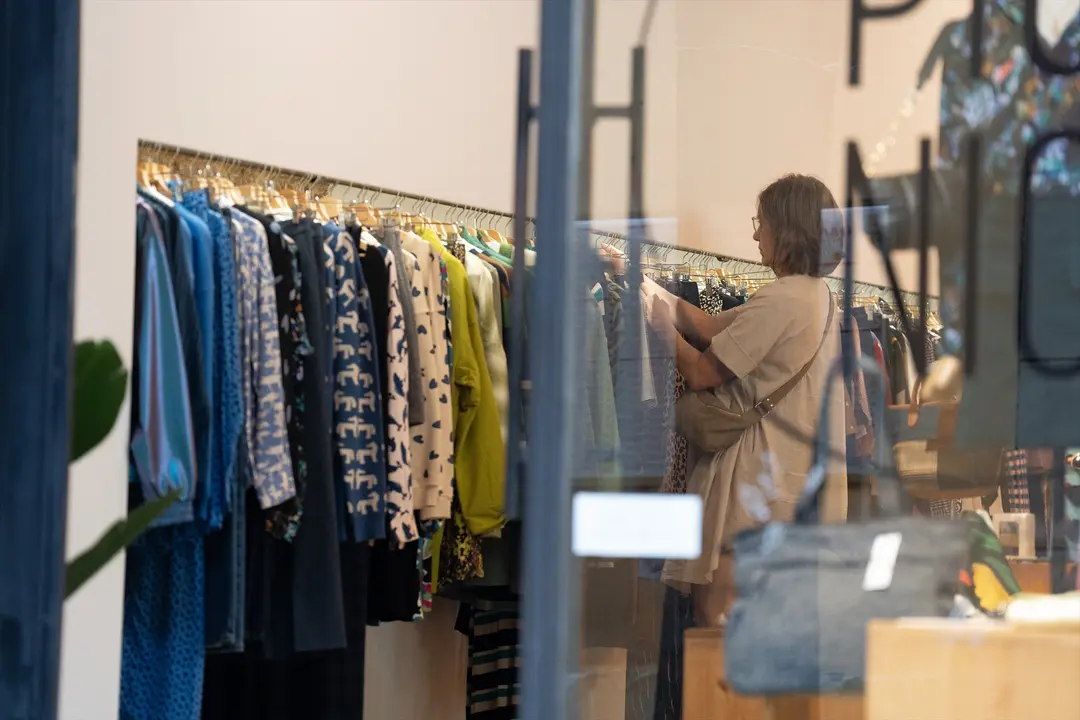 Una mujer en una tienda de ropa. David Zorrakino / Archivo