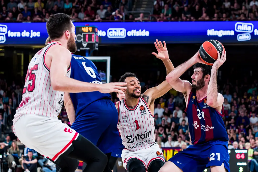 Alex Abrines, del Barcelona, en una acci&oacute;n contra Nigel Williams-Goss del Olympiacos durante un partido en el Palau. / Javier Borrego