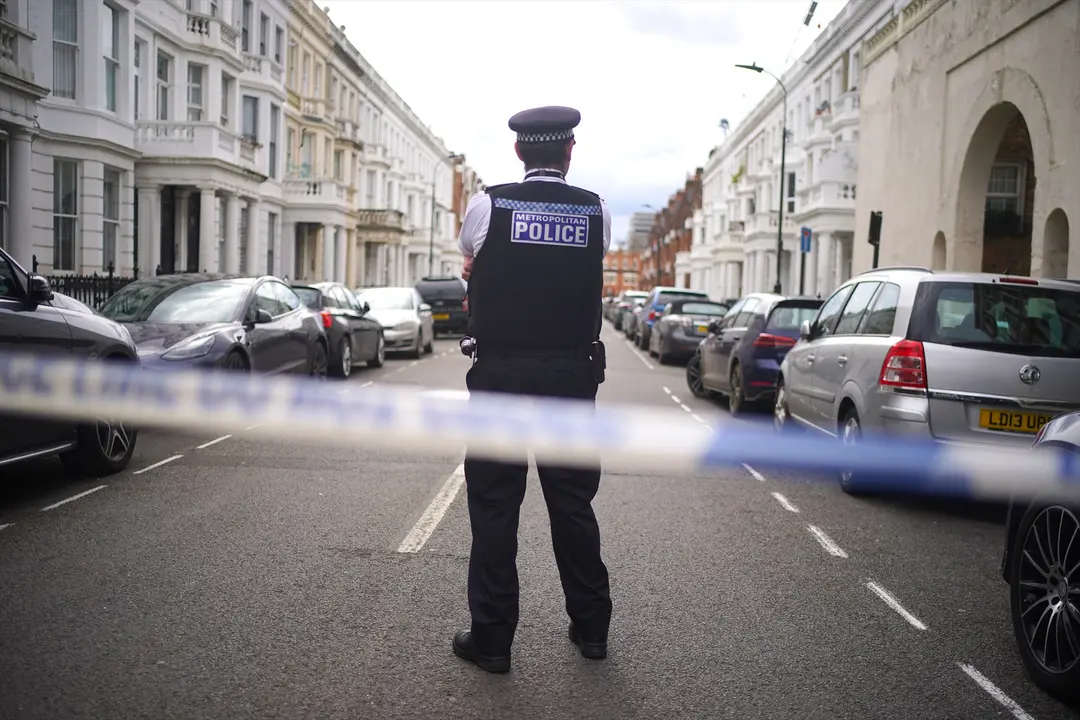 Un polic&iacute;a de espaldas en una calle cortada. Victoria Jones / Archivo
