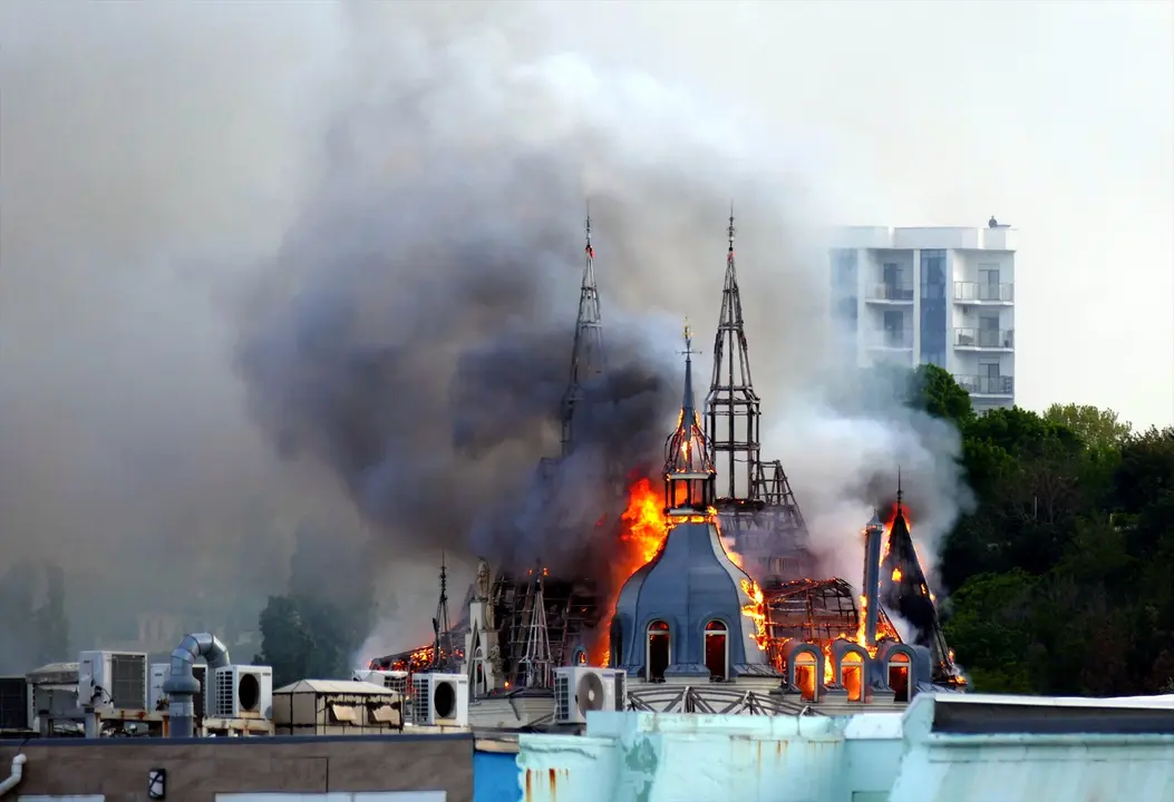 El incendio provocado por el ataque con misiles por parte de Rusia. Yulii Zozulia