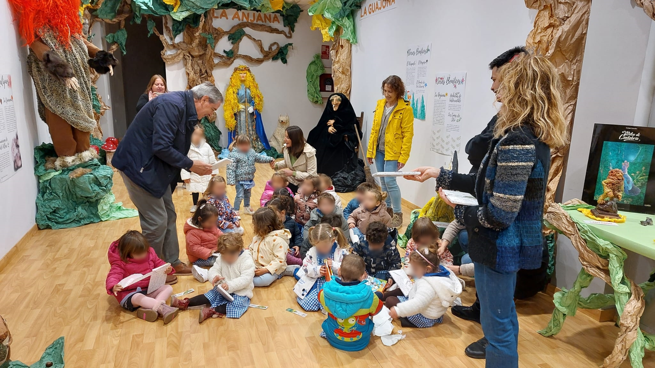 Fotograf&iacute;a de los ni&ntilde;os  del colegio Portus Blendium recibiendo su primer libro. / Alerta