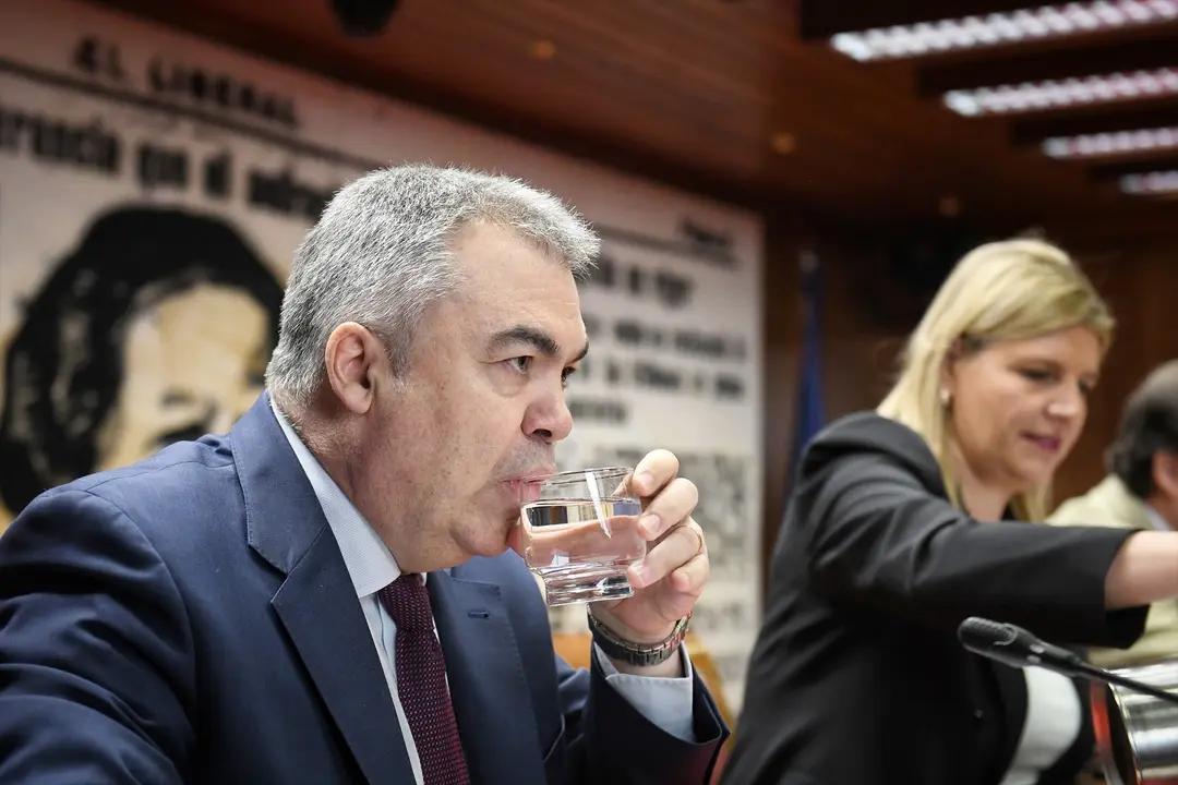 El diputado del PSOE, Santos Cerd&aacute;n, durante la Comisi&oacute;n de Investigaci&oacute;n sobre los contratos p&uacute;blicos realizados durante la pandemia de covid-19. Fernando S&aacute;nchez