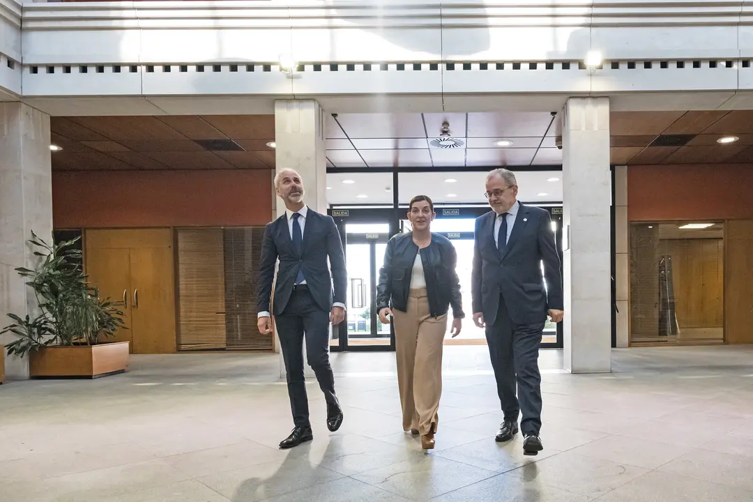 El consejero de Educaci&oacute;n, Sergio Silva (i) la presidenta de Cantabria, Mar&iacute;a Jos&eacute; S&aacute;enz de Buruaga, y el rector de la UC, &Aacute;ngel Pazos, antes de la firma del Contrato-Programa 2024. / Alerta
