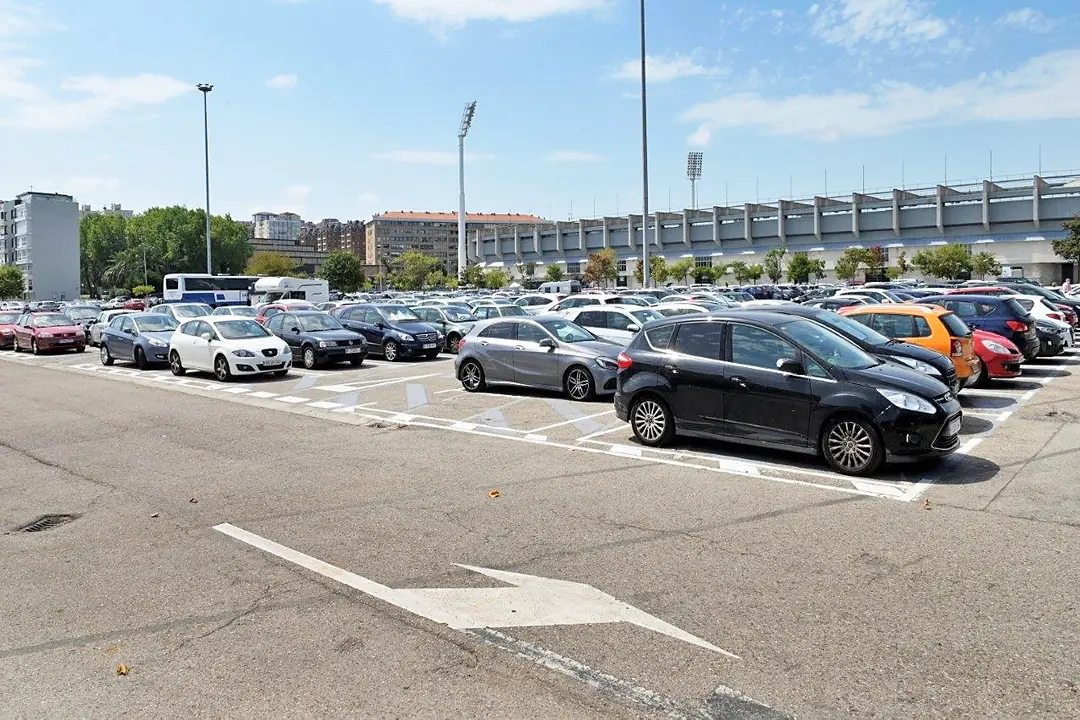 Coches aparcados en parking de los Campos de Sport del Sardinero. / Alerta