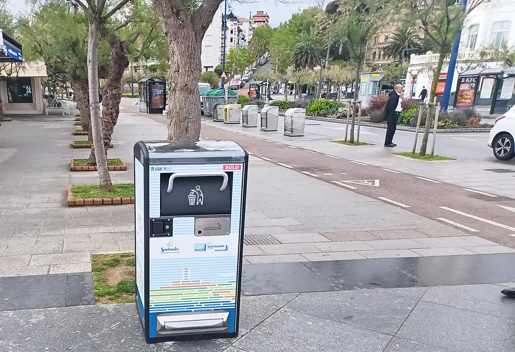 Una de las nuevas papeleras inteligentes. / Alerta