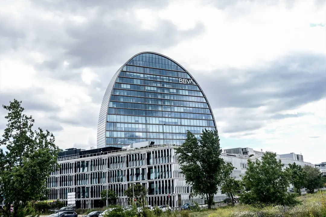 Fachada del edificio &lsquo;La Vela&rsquo;, en la ciudad del BBVA. Ricardo Rubio